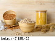 Чаша с перловой крупой и колосками на деревянном фоне. Стоковое фото, фотограф Pixel_shot / Фотобанк Лори