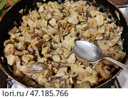 Лесные грибы на сковороде. Fried wild mushrooms in a frying pan.  在煎锅里炸野生蘑菇。 Стоковое фото, фотограф Денис Баданин / Фотобанк Лори