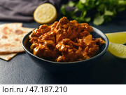 Чаша вкусной курицы тикка масала на темном фоне. Стоковое фото, фотограф Pixel_shot / Фотобанк Лори
