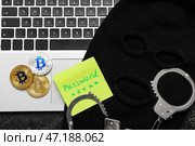 Ноутбук, балаклава, наручники, биткойны и бумага с текстом ПАРОЛЬ на темном фоне. Концепция взлома. Стоковое фото, фотограф Pixel_shot / Фотобанк Лори