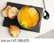 Тарелка вкусного чечевичного супа на столе. Стоковое фото, фотограф Pixel_shot / Фотобанк Лори