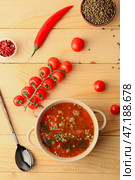 Кастрюля вкусного чечевичного супа на столе. Стоковое фото, фотограф Pixel_shot / Фотобанк Лори