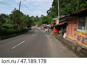 Padang / Indonesia - 30 Jul 2016: The road in the small village of Indonesia. Редакционное фото, фотограф Сергей Стрелков / Фотобанк Лори