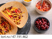 Тарелка с вкусными тако и соусами на светлом фоне, крупным планом. Стоковое фото, фотограф Pixel_shot / Фотобанк Лори
