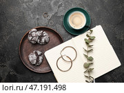 Чашка свежесваренного кофе и печенье на темном фоне. Стоковое фото, фотограф Pixel_shot / Фотобанк Лори