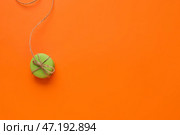 Сладкий торт, перевязанный веревкой на цветном фоне. Концепция пристрастия к сладкому. Стоковое фото, фотограф Pixel_shot / Фотобанк Лори