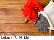 Мешочек с маком и цветами на деревянном фоне. Стоковое фото, фотограф Pixel_shot / Фотобанк Лори