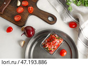 Чаша вкусной сальсы Пико де Галло на столе. Стоковое фото, фотограф Pixel_shot / Фотобанк Лори