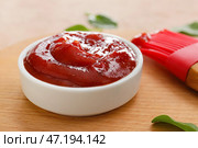 Чаша с вкусным соусом барбекю и силиконовой кистью на деревянном фоне. Стоковое фото, фотограф Pixel_shot / Фотобанк Лори