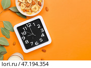 Композиция со стильными часами и гранолой на цветном фоне. Стоковое фото, фотограф Pixel_shot / Фотобанк Лори