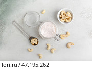 Баночка со сметаной из кешью и орехами на светлом фоне. Стоковое фото, фотограф Pixel_shot / Фотобанк Лори