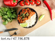 Чаша с вкусным чили кон карне, рисом и овощами на светлом фоне. Стоковое фото, фотограф Pixel_shot / Фотобанк Лори