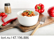 Чаша с вкусным чили кон карне и рисом на светлом фоне. Стоковое фото, фотограф Pixel_shot / Фотобанк Лори