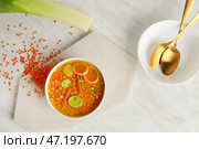 Тарелка вкусного чечевичного супа на столе. Стоковое фото, фотограф Pixel_shot / Фотобанк Лори
