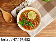 Тарелка вкусного чечевичного супа на столе. Стоковое фото, фотограф Pixel_shot / Фотобанк Лори
