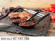 Ложки с перечным соусом и жареным мясом на деревянном фоне, крупным планом. Стоковое фото, фотограф Pixel_shot / Фотобанк Лори