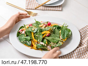 Женщина ест вкусный кускус с овощами на светлом деревянном фоне. Стоковое фото, фотограф Pixel_shot / Фотобанк Лори