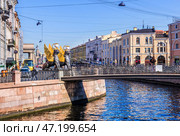 Банковский мост и грифоны, Канал Грибоедова, Санкт-Петербург. Редакционное фото, фотограф Baturina Yuliya / Фотобанк Лори