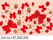 Композиция с красивыми елочными шарами, бантиками и пайетками на розовом фоне. Стоковое фото, фотограф Pixel_shot / Фотобанк Лори