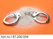 Наручники и сахар на цветном фоне. Концепция пристрастия к сладкому. Стоковое фото, фотограф Pixel_shot / Фотобанк Лори