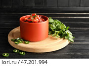 Чаша вкусной сальсы Пико де Галло на столе. Стоковое фото, фотограф Pixel_shot / Фотобанк Лори