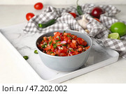 Чаша вкусной сальсы Пико де Галло на столе. Стоковое фото, фотограф Pixel_shot / Фотобанк Лори