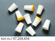 Чашки на вынос для кофе на темном фоне. Стоковое фото, фотограф Pixel_shot / Фотобанк Лори