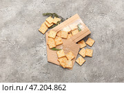 Бумажный пакет с вкусными крекерами на фоне гранж. Стоковое фото, фотограф Pixel_shot / Фотобанк Лори