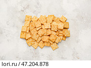 Вкусные сухарики на светлом фоне. Стоковое фото, фотограф Pixel_shot / Фотобанк Лори