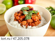 Чаша с вкусным чили кон карне и рисом на столе, крупным планом. Стоковое фото, фотограф Pixel_shot / Фотобанк Лори