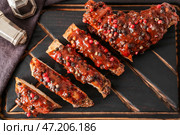 Вкусное жареное мясо с перечным соусом на деревянной доске, крупным планом. Стоковое фото, фотограф Pixel_shot / Фотобанк Лори