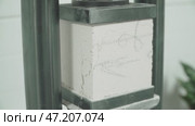 Compression testing of a sample. Стоковое видео, видеограф Потийко Сергей / Фотобанк Лори