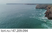 Aerial view on Atlantic coast cliffs and waves. Стоковое видео, видеограф Михаил Коханчиков / Фотобанк Лори