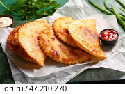 Доска с вкусными чебуреками и соусами на зеленом гранжевом фоне. Стоковое фото, фотограф Pixel_shot / Фотобанк Лори