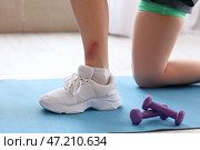 Спортивная молодая женщина с ушибом ноги в спортзале, крупным планом. Стоковое фото, фотограф Pixel_shot / Фотобанк Лори