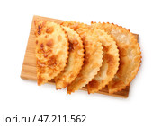 Деревянная доска с вкусными чебуреками на белом фоне. Стоковое фото, фотограф Pixel_shot / Фотобанк Лори