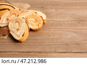 Кусочки вкусного бисквита на деревянном столе. Стоковое фото, фотограф Pixel_shot / Фотобанк Лори