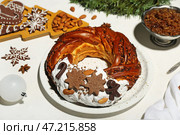 Тарелка с вкусным рождественским венком, кутьей, печеньем и миндалем на светлом фоне. Стоковое фото, фотограф Pixel_shot / Фотобанк Лори