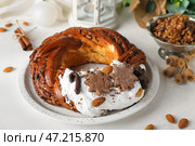 Тарелка с вкусным рождественским венком и кутьей на светлом фоне. Стоковое фото, фотограф Pixel_shot / Фотобанк Лори