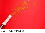 Бутылка шампанского и блестит на цветном фоне. Встреча Нового года. Стоковое фото, фотограф Pixel_shot / Фотобанк Лори