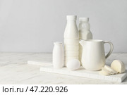 Различные молочные продукты без лактозы на светлом фоне. Стоковое фото, фотограф Pixel_shot / Фотобанк Лори