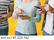 Люди с мобильными телефонами на цветном фоне. Стоковое фото, фотограф Pixel_shot / Фотобанк Лори