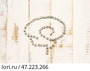Человеческий мозг из бусинок на белом деревянном фоне. Понятие деменции. Стоковое фото, фотограф Pixel_shot / Фотобанк Лори