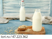 Бутылка вкусного овсяного молока на столе. Стоковое фото, фотограф Pixel_shot / Фотобанк Лори