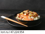 Чаша с вкусным жареным рисом на столе. Стоковое фото, фотограф Pixel_shot / Фотобанк Лори