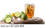 Стакан вкусного коктейля Cuba Libre на столе на белом фоне. Стоковое фото, фотограф Pixel_shot / Фотобанк Лори