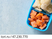 Разделенная коробка с разными замороженными овощами на цветном фоне. Стоковое фото, фотограф Pixel_shot / Фотобанк Лори