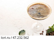 Стакан вкусного коктейля эспрессо мартини на светлом фоне. Стоковое фото, фотограф Pixel_shot / Фотобанк Лори