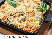 Форма для выпечки с вкусной рисовой запеканкой на столе, крупным планом. Стоковое фото, фотограф Pixel_shot / Фотобанк Лори