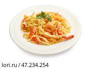 Тарелка вкусной пасты с креветками на белом фоне. Стоковое фото, фотограф Pixel_shot / Фотобанк Лори